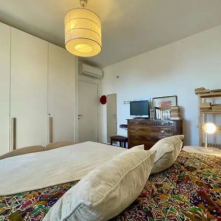 3-room With Sea View, A/c & Free Parking