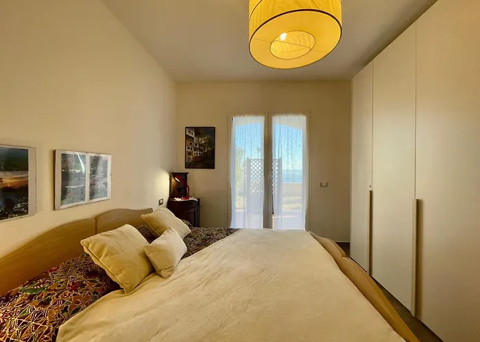 3-room With Sea View, A/c & Free Parking 아파트